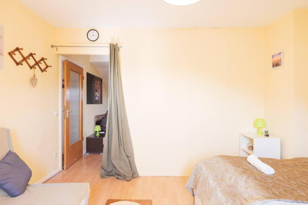 - 3-Bedroom Apartment Luxury: Central & Spacious In Duisburg & Big Tv And Kitchen - Zewnętrze zdjęcie